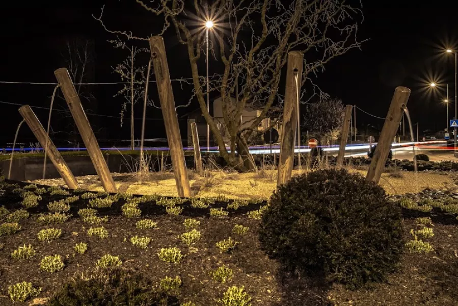 Uno scatto notturno all'area verde della rotatoria di Loreto. Presto le fontanelle saranno illuminate