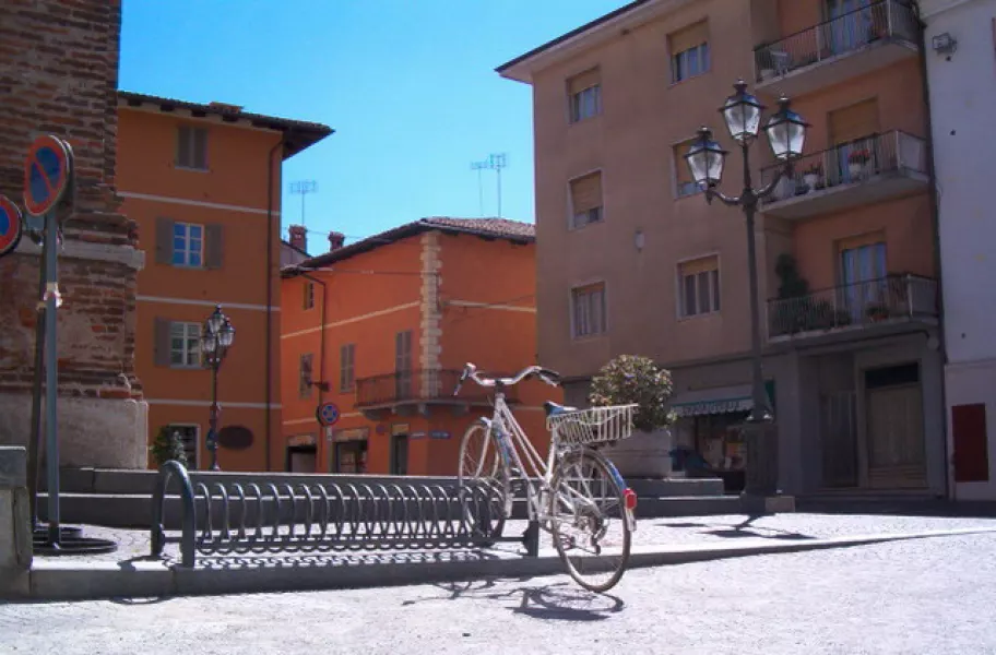 Il portabiciclette nuovo in piazza Don Fino