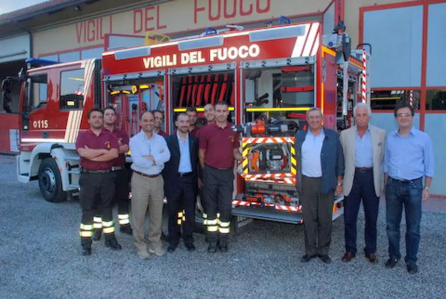 Il nuovo mezzo dei Vigili del Fuoco fotografato in occasione della consegna da parte del Lions Club Busca e Valli del contributo per completarne l'attrezzatura