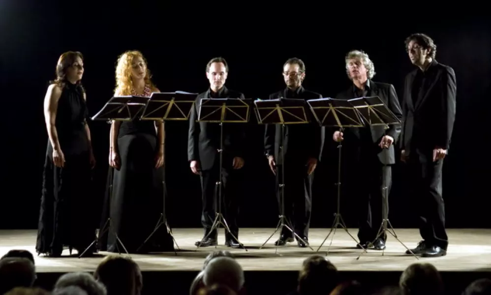 Il Six Voices durante lo spettacolo di ieri sera al Teatro Civico (foto Anna Chiapello)