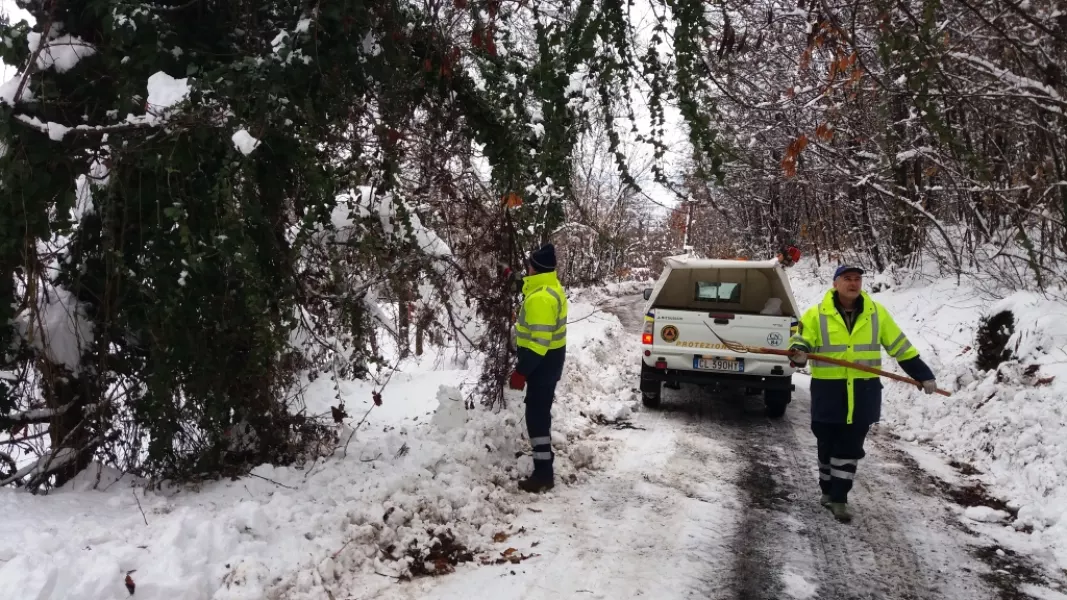 Al lavoro per liberare le strade comunali dai rami rotti dalla neve