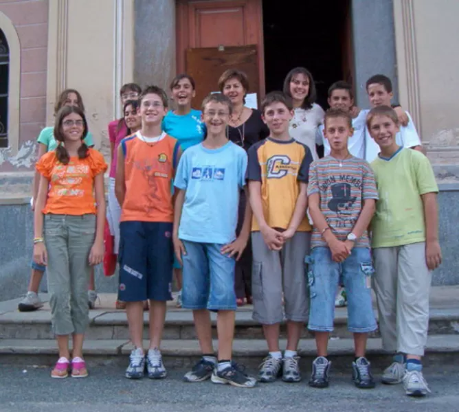 Gli allievi che studiano pianoforte con Rosmarie Braendle (al centro in seconda fila) del corso musicale delle medie