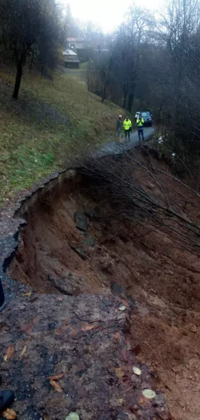 Frana un tratto di strada in una borgata nei pressi di Lemma