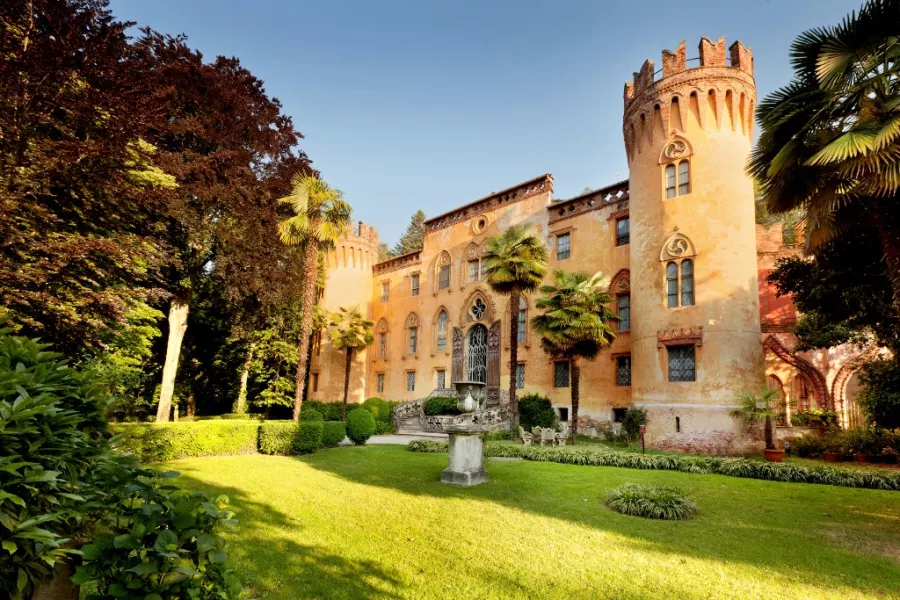 Il castello del Roccolo. Fanno parte del complesso anche il parco con stagno, cascate e alberi secolari, e le serre monumentali