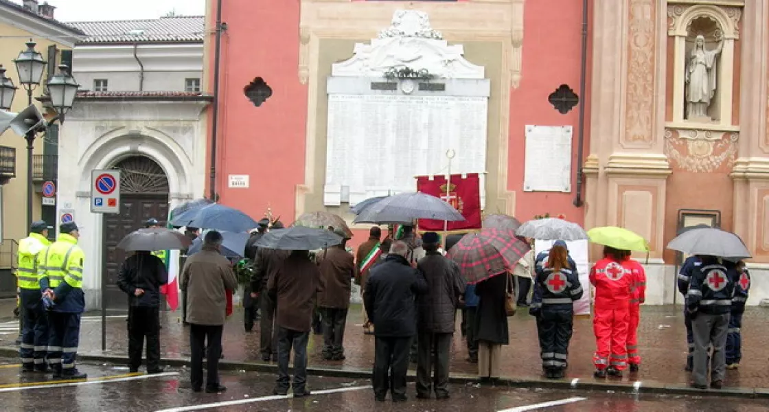 Si depositano le corone d'alloro alla memoria dei Caduti sotto il cippo in piazza della Rossa