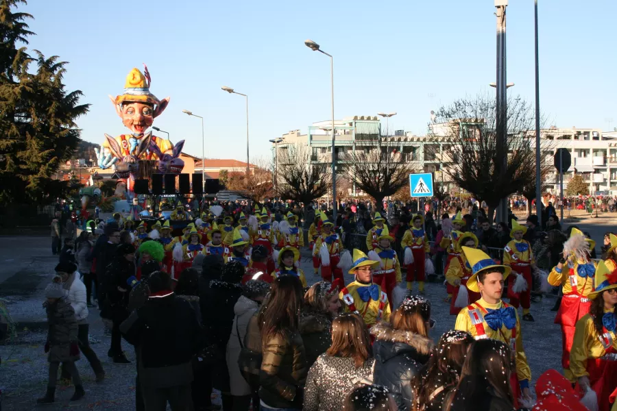 Carnevale 2016. Il carro e il corteo di Luserna