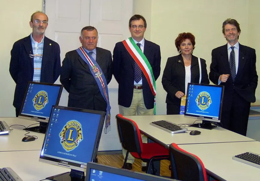 Il presidente del Lions, Senese, l'assessore provinciale, Rosso, l'assesore comunale, Gallo, la presidente dell'Istituzione culturale, Lina Giammusso, il direttore dell'Istituto musicale, Pier Luigi Barbero nella nuova aula multimediale