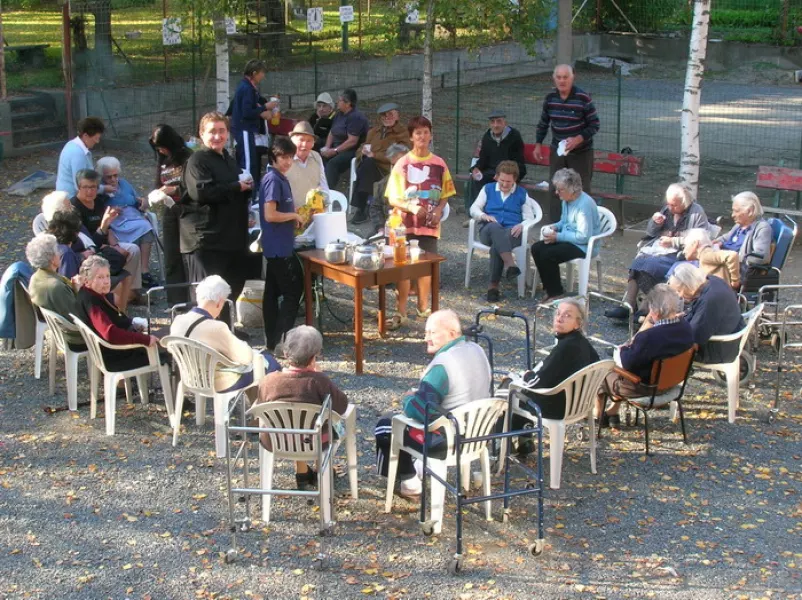 Merenda nel giardino della casa di riposo Santissima Annunziata insieme con il Volontari dell'associazione