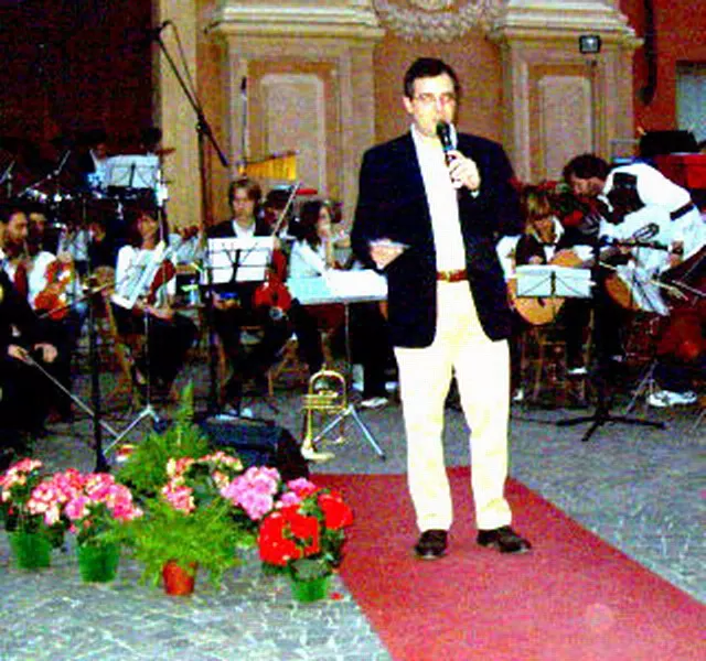 Nella piazza Della Rossa l'assessore comunale Marco Gallo presenta il concerto dei Cascabeles