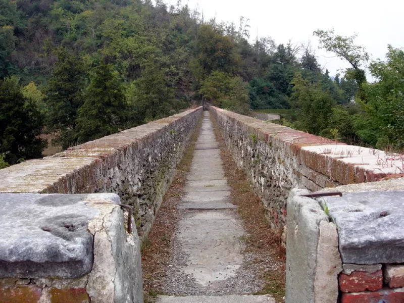 Il settecentesco ponte acquedotto, uno dei simboli della città