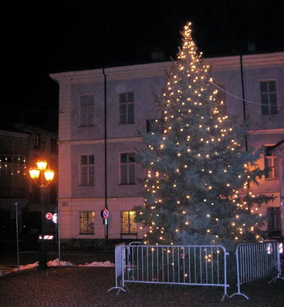 Il tradizionale albero di Natale in piazza della Rossa, cuore del centro città