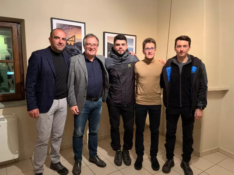 Gli artisti con gli amministratori comunali. Da sinistra,  l'assessore Diego Bressi, il sindaco, Marco Gallo, Andrea Migliore, il consigliere comunale Jacopo Giamello, Daniele Boffelli