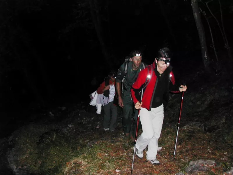 Per la gita servono scarponi invernali, bastoncini da trekking, abbigliamento pesante, lucina frontale e ciaspole, sperando che nevichi...