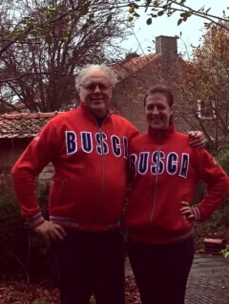 Angelo e Laura Busca nel giardino della loro casa a Driebergen (Olanda)