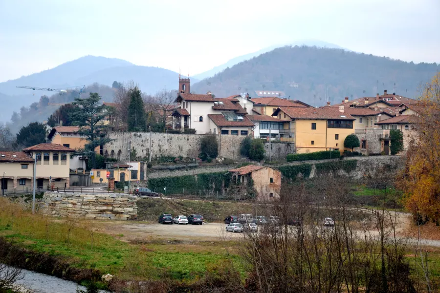 L'area interessata agli interventi, che consistono nella sistemazione definitiva e nell’ampliamento della piazza Giovanni Paolo II per  oltre cento  posti auto pubblici, di spazi verdi alberati e di una zona a parco giochi, più la costruzione di autorimesse private