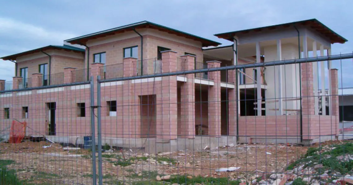 Il cantiere del centro polivalente di frazione San Chiaffredo