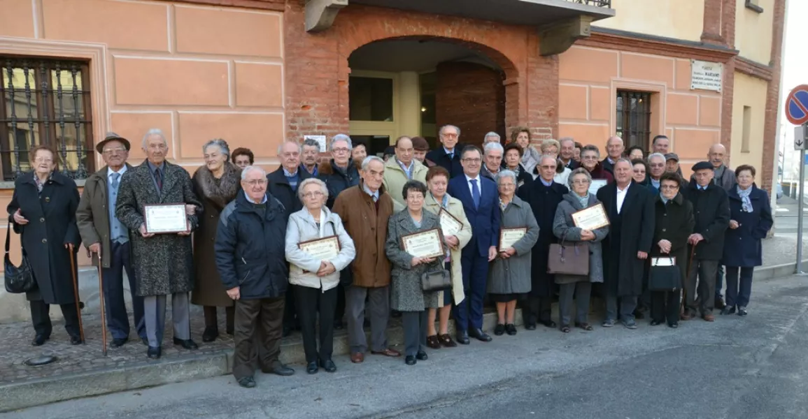 Il gruppo dei festeggiati di fronte a Casa Francotto, luogo dell'incontro