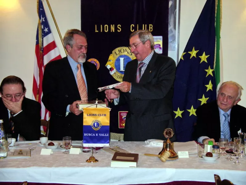 Da sinistra, il consigliere della fondazione Cassa di risparmio di Saluzzo, Elio Ambrogio, il presidente Gianni Rabbia, il presidente del Lions Club Busca e Valli, Gianmauro Flego, il senatore Giuseppe Fassino