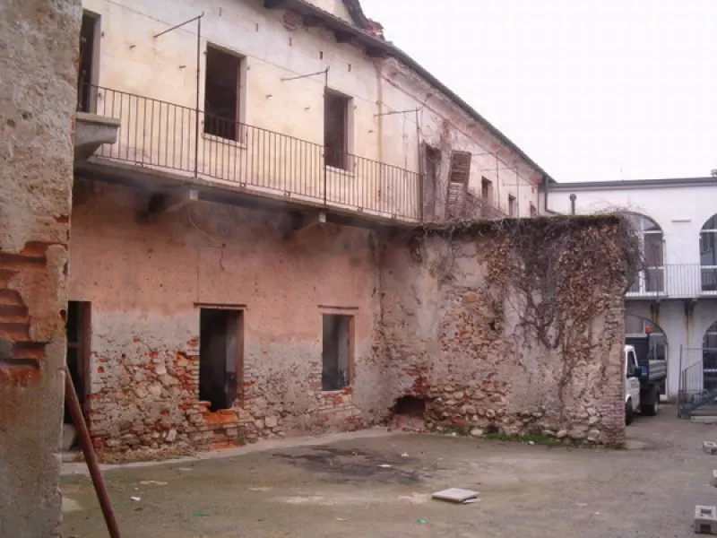 Il cortile di Casa Francotto con una parte delle antiche mura