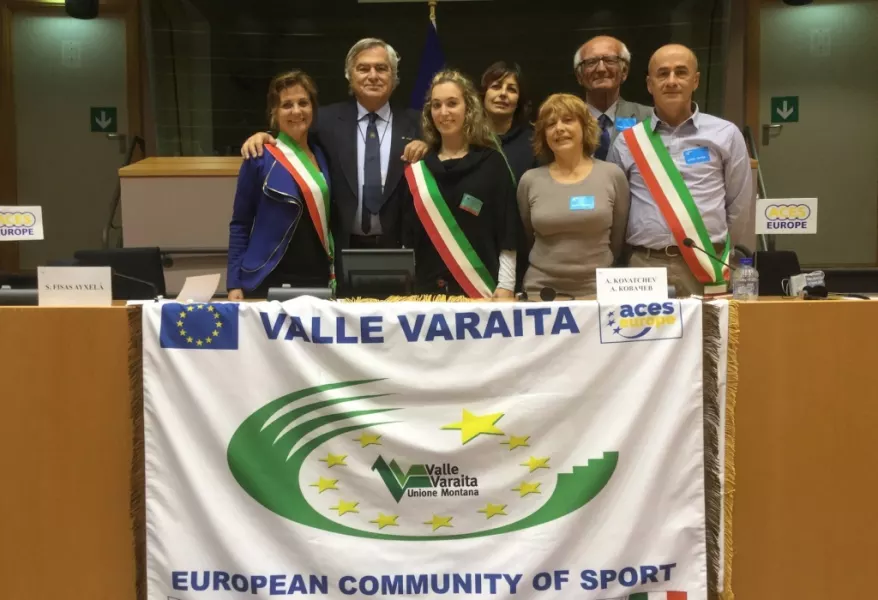 La delgazione locale al parlamento europeo con la bandiera Valle Varaita European Community of Sport 2016  