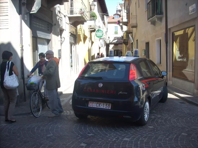 Un'auto dei Carabinieri in centro città