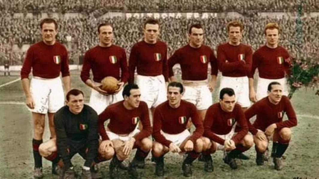 La squadra del Grande Torino, capitanata da Valentino Mazzola