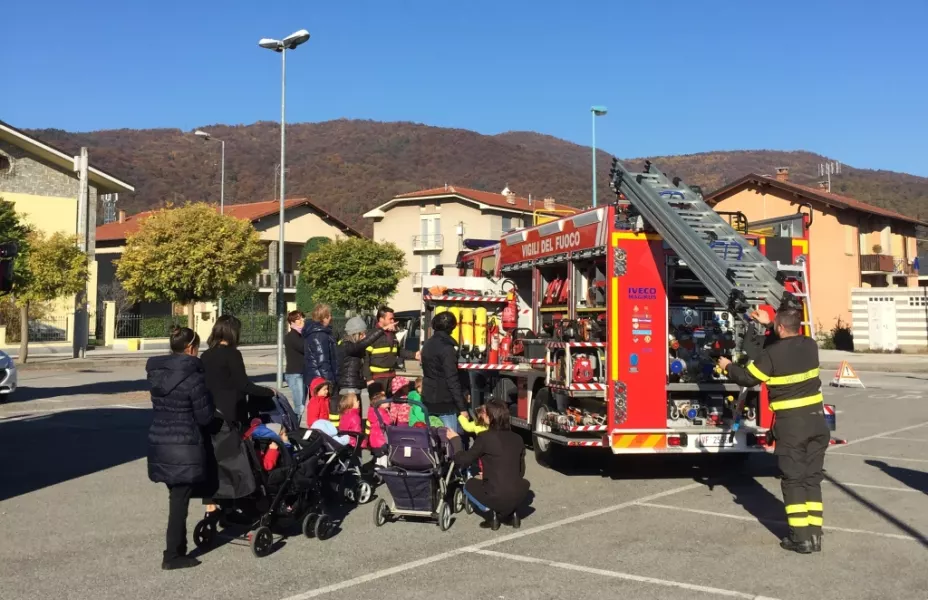 I volontari dei Vigiili del Fuoco con i bambini e le educatrici del micronido