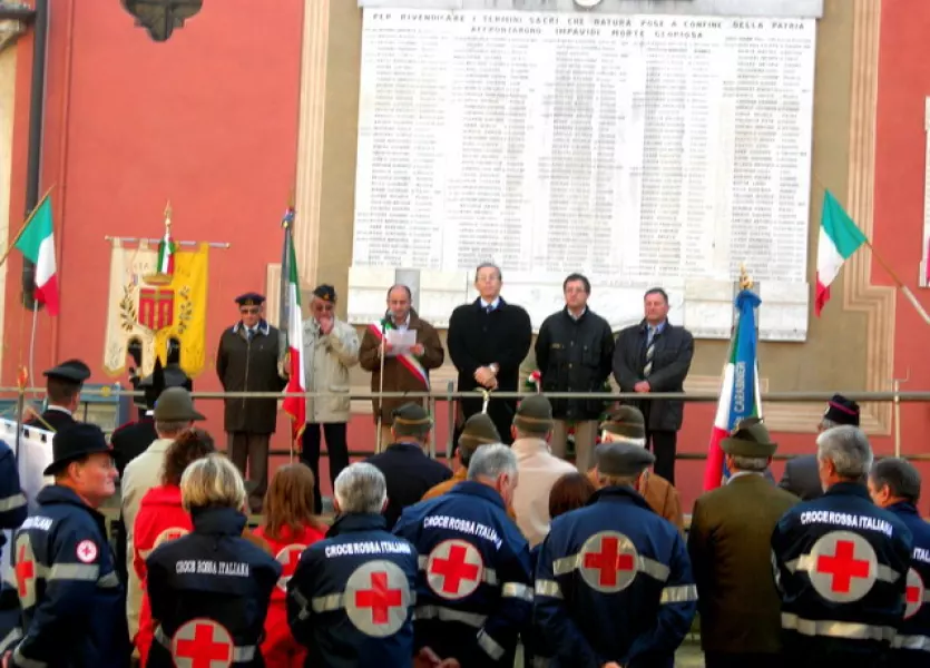 Il sindaco, Luca Gosso, commemora i Caduti e ringrazia le Forze Armate sotto la lapide che ricorda i nomi dei morti in battaglia 