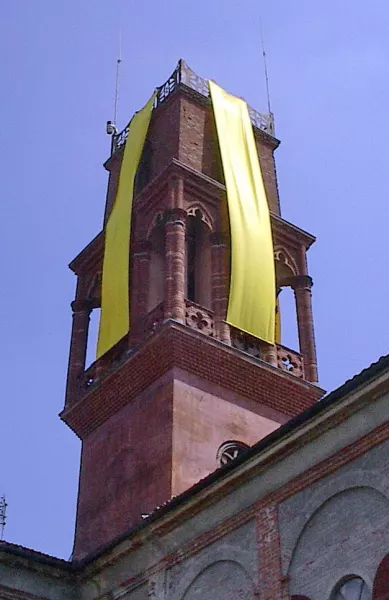 La Torre minicipale: già imbandierata per il passsagio del Tour de France nel luglio scorso, nel mese di ottobre è il simbolo di una campagna di prevenzione contro i tumori