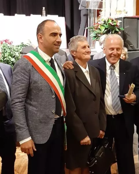  Ester Cherasco coltivatrice diretta, una dei sette buschesi premiati ieri a Cuneo, qui con l'assessore Diego Bressi e il presidente della Camera di Commercio Ferruccio Dardanello che quest'anno conclude il suo ennesimo mandato dopo 27 anni di presidenza