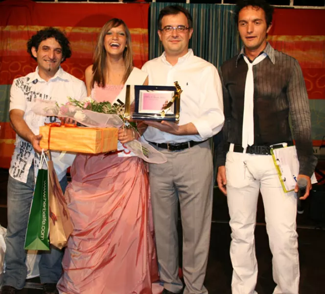 BUSCA EVENTI. Miss Busca 2008, Jennifer Giordano premiata dagli assessori, Ivo Vigna e Marco Gallo, con il presentatore, Samuele Maurino