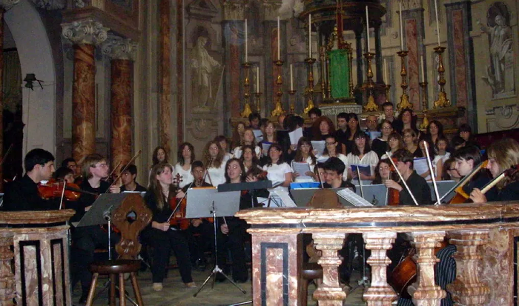 L'orchestra e il Coro dell'istituto Vivaldi durante il concerto del Solstizio d'estate 2008