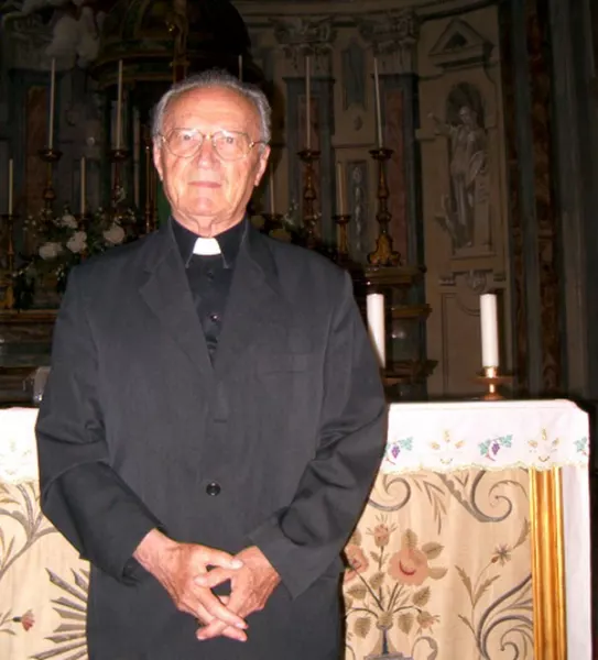 Monsignor Giulio Einaudi di fronte all'altare della chiesa della Santissima Trinità