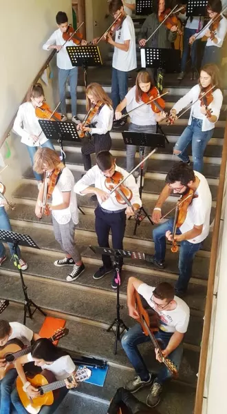 Alcuni allievi del Vivaldi accolgono i visitatori sulla scalinata del Palazzo della Musica, sabato scorso per l'open day