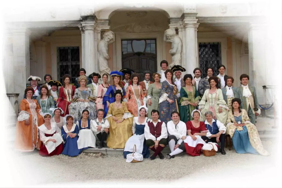 Scene in costume domenica pomeriggio nel parco e nel castello del Roccolo