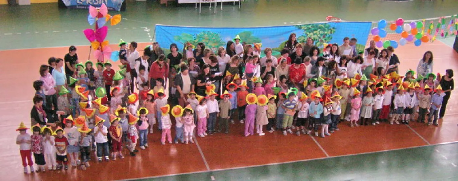 Il bambini della scuola infatile paritaria durante lo spettacolo di sabato scorso, svolto nel palazzetto dello sport a causa del maltempo