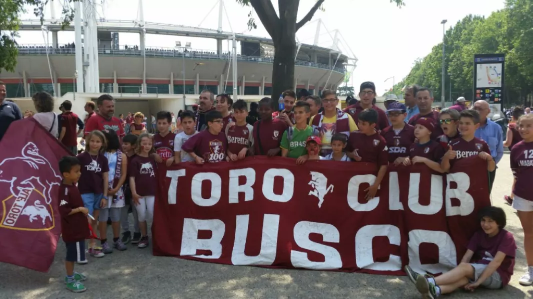 Piccoli tifosi granata davanti allo stadio Olimpico, l'arena del Torino calcio