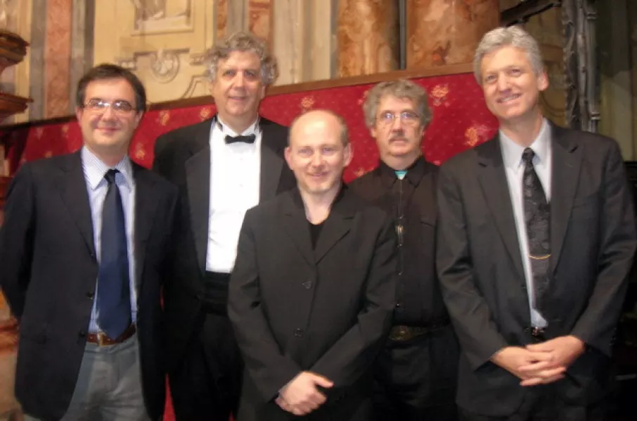 L'assessore alla Cultura, Marco Gallo, il direttore del St. Mary's College of Maryland Chamber Singers, Larry Vote, il presidente dell'associazione Amici della Musica di Busca, Antonello Lerda, il direttore dell'Italy&USA Alba Music Festival Ensemble  e primo trombone dell'orchestra sinfonica della Rai, Joe Burnan  e il pianista Brian Ganz  ieri sera nella chiesa della Rossa