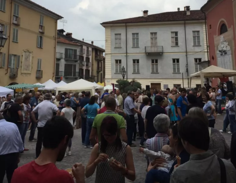 Una folla di visitatori ieri in  centrocittà per la Fiera di Maggio