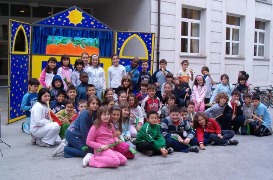 Ultime prove. Un gruppo di alunni di fronte al teatrino delle marionette