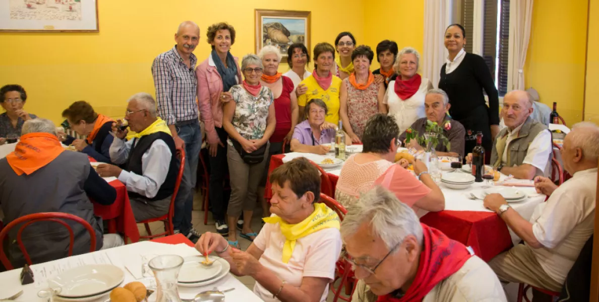 Il gruppo della casa di riposo comunale Santissima Annunziata con gli assessori Carla Eandi ed Ezio Donadio e la presidente dei Volontari  dell'Annunziata Ivana Audisio