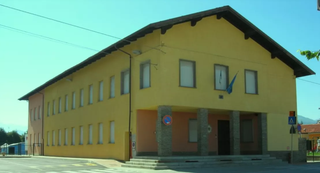 L'edificio delle scuole elementari in frazione San Chiaffredo