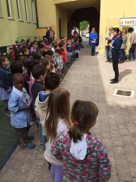 I bambini alla Festa dell'albero questa mattina nel cortile delle scuole elementari