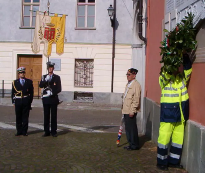 Si deposita la corona d'alloro al cippo commemorativo di piazza della Rossa