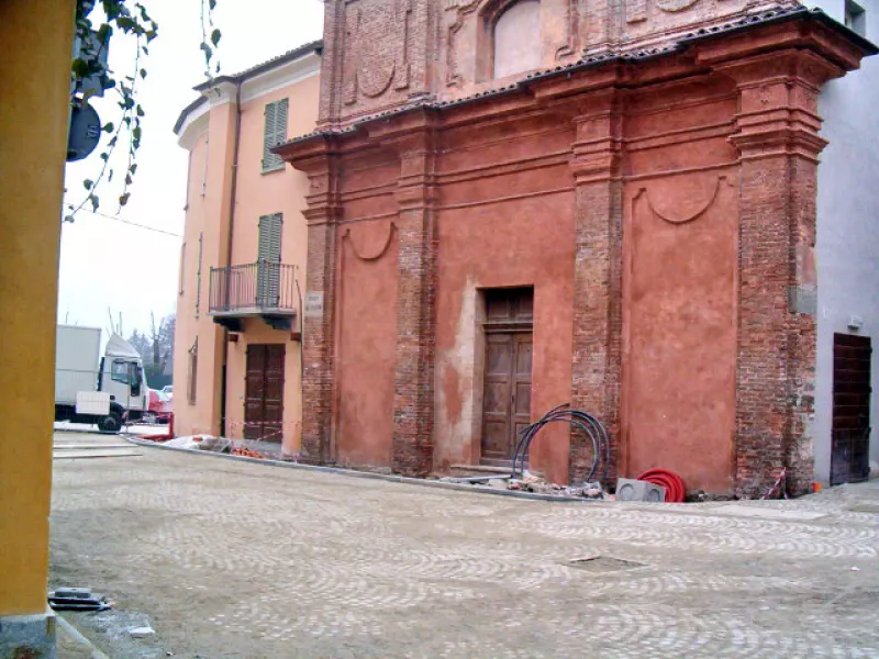 Porfido anche di fronte al Teatro civico