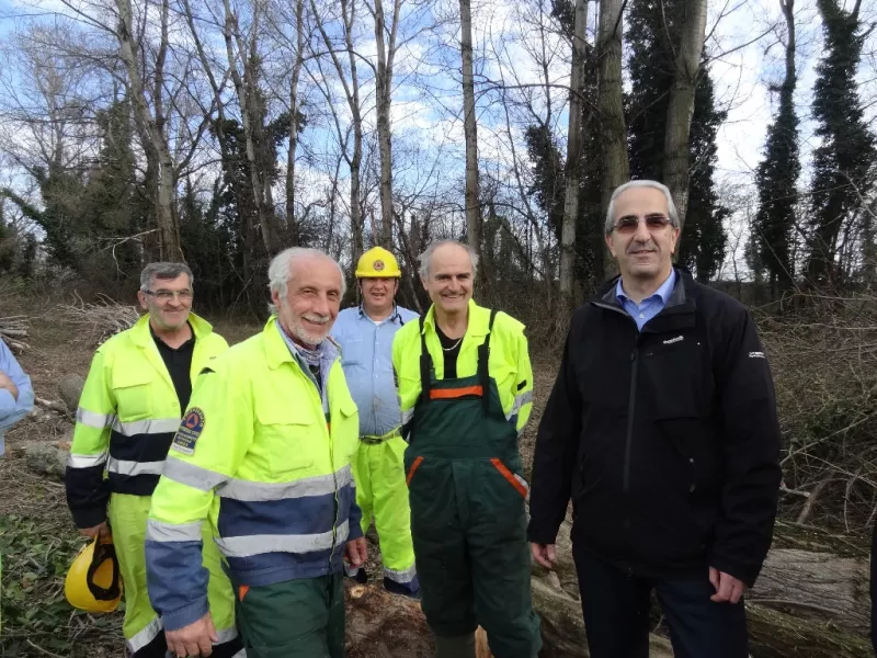 Alcuni dei volontari della squadra del Gruppo di Busca  con l'assessore regionale Valmaggia