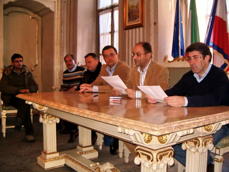 Da sinistra, i consiglieri comunali Piergiorgio Aimar e Angelo Casale Alloa (Busca si rinnova) e Gianfranco Ferrero (Centro popolare Busca), l'assessore Marco Gallo, il sindaco, Luca Gosso, e il vice-sidanco Gianmichele Cismondi durante la conferenza stampa del 24 dicembre scorso