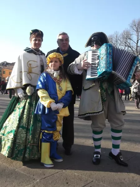 Le maschere buschesi accolte dal presidente del Carnevale di Verona