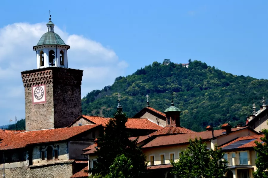 Secondo i criteri individuati dal Governo, e contestati da molti Comuni italiani, se a Busca la sede del municipio fosse all'Eremo tutto il terriotrio del comune sarebbe  da considerarsi montano