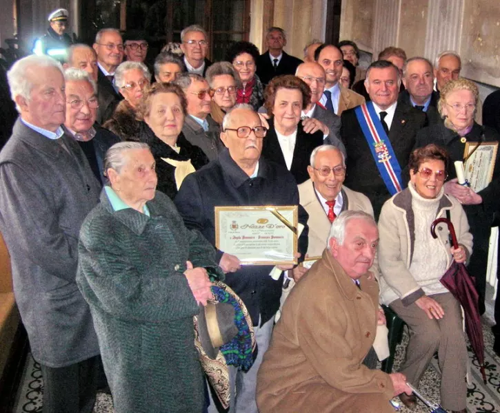 Foto di gruppo con (al centro) il sindaco Luca Gosso e l'assessore provinciale Angelo Rosso